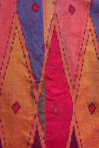 90s Trägerkleid mit seitlichen Eingrifftaschen und Boho Rautenmuster in Rot, Weinrot, Pink, Orange, Grün, Blau und Pflaume/Beere – wir empfehlen das Kleid einer XS oder der Zwischengröße XS/S