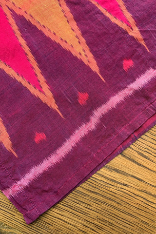 90s Trägerkleid mit seitlichen Eingrifftaschen und Boho Rautenmuster in Rot, Weinrot, Pink, Orange, Grün, Blau und Pflaume/Beere – wir empfehlen das Kleid einer XS oder der Zwischengröße XS/S