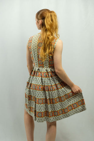 Handmade 70s Baumwollkleid mit eckigem Ausschnitt, seitlichem Reißverschluss und buntem Boho Print – wir empfehlen das Kleid einer schmalen S oder der Zwischengröße XS/S – ein wahres Unikat und absolutes Highlight