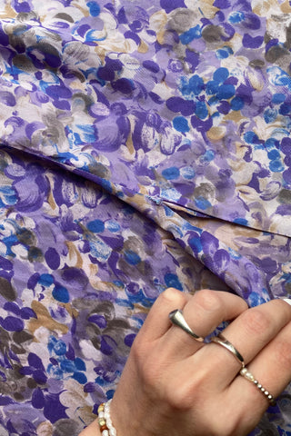 Ärmelloses Handmade 80s Kleid mit V-Ausschnitt und tollem Artsy Pattern Print in Lila, Flieder, Blau, Beige, Creme/Grau und Graubraun – angenehm zu tragen, entspricht ca. einer S, passt abr auch etwas lockerer einer XS – ein Unikat und Highlight