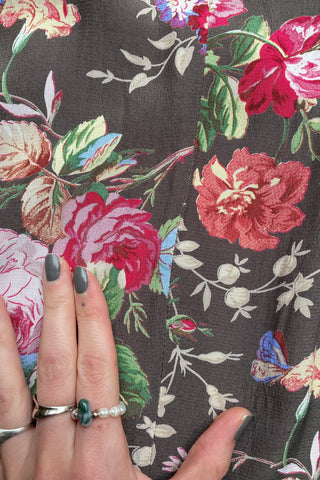 90s Viskose Kleid mit durchgehender Knopfleiste, integriertem Bolero-Design zum Knoten vorn, seitlichen Beinschlitzen und floralem Print in tollen Farben (Graubraun/Taupe, Creme/Beige, Pink/Rosa, Hellgelb sowie Rot-, Grün- und Blautönen) – wir empfehlen das Kleid einer heutigen M oder M/L (bitte Maße beachten) – ein absolutes Highlight