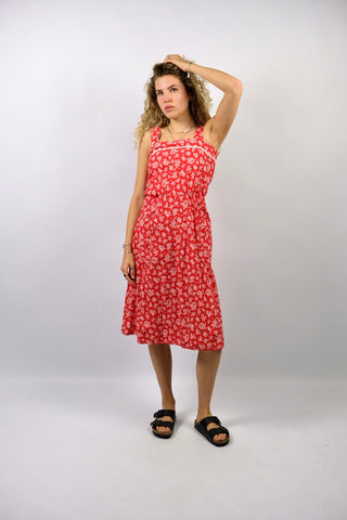 rotes 70s Trägerkleid mit Taschen, stretchy Gummizug in der Taille und weißem Blümchenmuster, vermutlich ein handmade Einzelstück aus Baumwolle, zu empfehlen für eine XS und ein absolutes Highlight