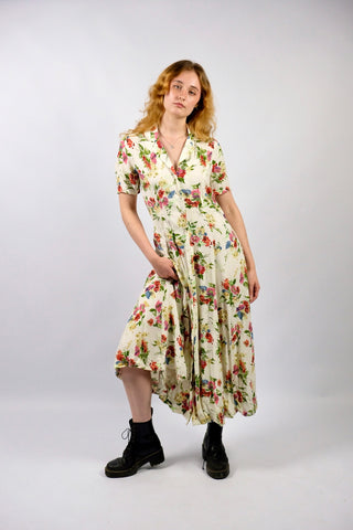 Traumhaftes, cremefarbenes 90s Viskose Blusenkleid in Maxilänge mit floralem Print in Rot, Rosa/Pink, Blau, Beige und Grüntönen – feminin und tailliert geschnitten, ideal für eine heutige S oder die Zwischengröße S/M und ein absolutes Highlight