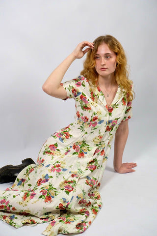 Traumhaftes, cremefarbenes 90s Viskose Blusenkleid in Maxilänge mit floralem Print in Rot, Rosa/Pink, Blau, Beige und Grüntönen – feminin und tailliert geschnitten, ideal für eine heutige S oder die Zwischengröße S/M und ein absolutes Highlight