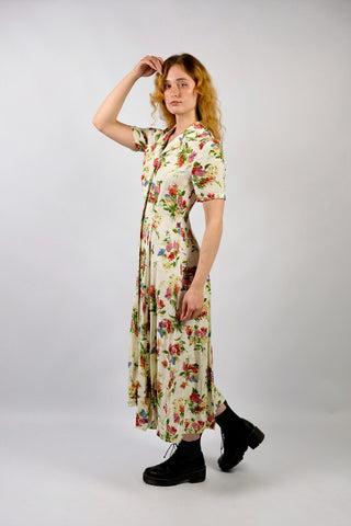 Traumhaftes, cremefarbenes 90s Viskose Blusenkleid in Maxilänge mit floralem Print in Rot, Rosa/Pink, Blau, Beige und Grüntönen – feminin und tailliert geschnitten, ideal für eine heutige S oder die Zwischengröße S/M und ein absolutes Highlight