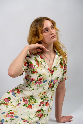 Traumhaftes, cremefarbenes 90s Viskose Blusenkleid in Maxilänge mit floralem Print in Rot, Rosa/Pink, Blau, Beige und Grüntönen – feminin und tailliert geschnitten, ideal für eine heutige S oder die Zwischengröße S/M und ein absolutes Highlight