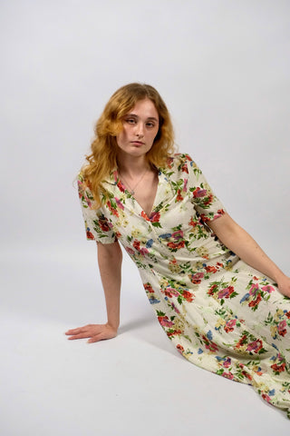 Traumhaftes, cremefarbenes 90s Viskose Blusenkleid in Maxilänge mit floralem Print in Rot, Rosa/Pink, Blau, Beige und Grüntönen – feminin und tailliert geschnitten, ideal für eine heutige S oder die Zwischengröße S/M und ein absolutes Highlight