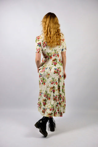 Traumhaftes, cremefarbenes 90s Viskose Blusenkleid in Maxilänge mit floralem Print in Rot, Rosa/Pink, Blau, Beige und Grüntönen – feminin und tailliert geschnitten, ideal für eine heutige S oder die Zwischengröße S/M und ein absolutes Highlight