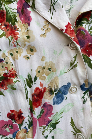Traumhaftes, cremefarbenes 90s Viskose Blusenkleid in Maxilänge mit floralem Print in Rot, Rosa/Pink, Blau, Beige und Grüntönen – feminin und tailliert geschnitten, ideal für eine heutige S oder die Zwischengröße S/M und ein absolutes Highlight