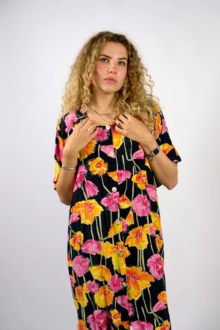 schwarzes 80s Viskose Kleid in lässigem Shirt-/Blusenschnitt mit durchgehender Knopfleiste und Blumenmuster in Pink, Rosa, Orange, Gelb, Weiß und Lindgrün – wir empfehlen das Kleid einer L bis XL