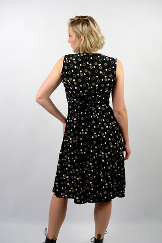 Schwarzes, ärmelloses 90s Viskose Kleid mit durchgehender Knopfleiste, Band zum Binden am Rücken und geometrischem Muster in Creme/Beige – ideal für eine L