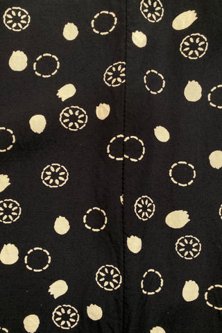 Schwarzes, ärmelloses 90s Viskose Kleid mit durchgehender Knopfleiste, Band zum Binden am Rücken und geometrischem Muster in Creme/Beige – ideal für eine L