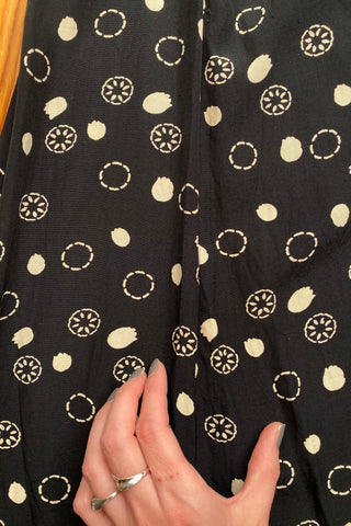 Schwarzes, ärmelloses 90s Viskose Kleid mit durchgehender Knopfleiste, Band zum Binden am Rücken und geometrischem Muster in Creme/Beige – ideal für eine L