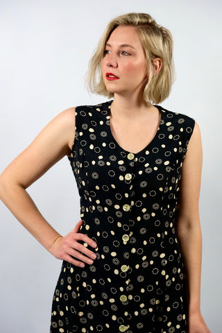 Schwarzes, ärmelloses 90s Viskose Kleid mit durchgehender Knopfleiste, Band zum Binden am Rücken und geometrischem Muster in Creme/Beige – ideal für eine L