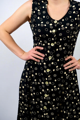 Schwarzes, ärmelloses 90s Viskose Kleid mit durchgehender Knopfleiste, Band zum Binden am Rücken und geometrischem Muster in Creme/Beige – ideal für eine L