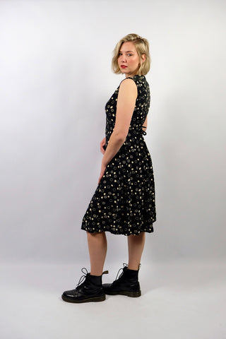 Schwarzes, ärmelloses 90s Viskose Kleid mit durchgehender Knopfleiste, Band zum Binden am Rücken und geometrischem Muster in Creme/Beige – ideal für eine L