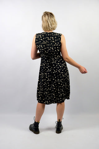 Schwarzes, ärmelloses 90s Viskose Kleid mit durchgehender Knopfleiste, Band zum Binden am Rücken und geometrischem Muster in Creme/Beige – ideal für eine L