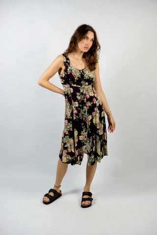 Ärmelloses 90s/00s Sommerkleid made in Italy aus reiner Viskose mit Knopfleiste vorn, Band zum Binden unterhalb der Brust sowie floralem Print in tollen Farben (Dunkelbraun/Aubergine, Mintgrün, Hellgrün, Altrosa, Weiß, Greige, Schwarz und gedecktem Gelbgrün) – entspricht einer heutigen S – ein absolutes Highlight