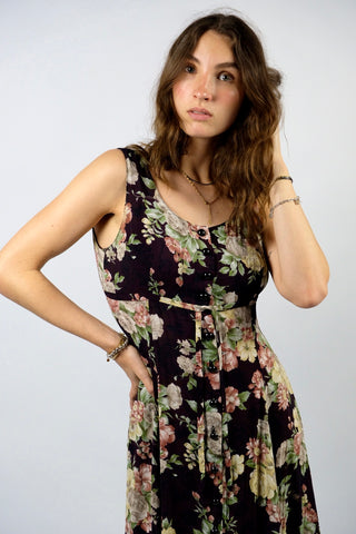 Ärmelloses 90s/00s Sommerkleid made in Italy aus reiner Viskose mit Knopfleiste vorn, Band zum Binden unterhalb der Brust sowie floralem Print in tollen Farben (Dunkelbraun/Aubergine, Mintgrün, Hellgrün, Altrosa, Weiß, Greige, Schwarz und gedecktem Gelbgrün) – entspricht einer heutigen S – ein absolutes Highlight