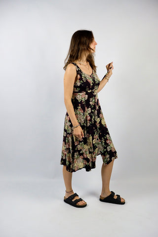 Ärmelloses 90s/00s Sommerkleid made in Italy aus reiner Viskose mit Knopfleiste vorn, Band zum Binden unterhalb der Brust sowie floralem Print in tollen Farben (Dunkelbraun/Aubergine, Mintgrün, Hellgrün, Altrosa, Weiß, Greige, Schwarz und gedecktem Gelbgrün) – entspricht einer heutigen S – ein absolutes Highlight