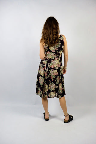 Ärmelloses 90s/00s Sommerkleid made in Italy aus reiner Viskose mit Knopfleiste vorn, Band zum Binden unterhalb der Brust sowie floralem Print in tollen Farben (Dunkelbraun/Aubergine, Mintgrün, Hellgrün, Altrosa, Weiß, Greige, Schwarz und gedecktem Gelbgrün) – entspricht einer heutigen S – ein absolutes Highlight