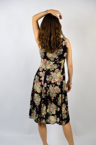 Ärmelloses 90s/00s Sommerkleid made in Italy aus reiner Viskose mit Knopfleiste vorn, Band zum Binden unterhalb der Brust sowie floralem Print in tollen Farben (Dunkelbraun/Aubergine, Mintgrün, Hellgrün, Altrosa, Weiß, Greige, Schwarz und gedecktem Gelbgrün) – entspricht einer heutigen S – ein absolutes Highlight