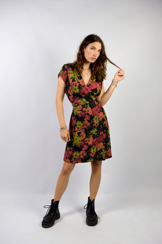 Handmade 80s/90s Kleid mit V-Ausschnitt in Wickeloptik und Band zum Binden in der Taille sowie tollem Blumenmuster in Anthrazit/Schwarz, Olivgrün, Rost/Orange, Hellrot/Beere und Grau – für einen fließenden, lockeren Look empfehlen wir das Kleid einer M – ein absolutes Highlight