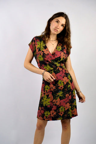 Handmade 80s/90s Kleid mit V-Ausschnitt in Wickeloptik und Band zum Binden in der Taille sowie tollem Blumenmuster in Anthrazit/Schwarz, Olivgrün, Rost/Orange, Hellrot/Beere und Grau – für einen fließenden, lockeren Look empfehlen wir das Kleid einer M – ein absolutes Highlight