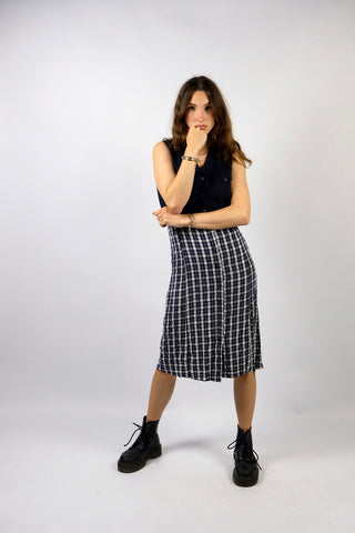 Tief dunkelblaues/blauschwarzes 90s Kleid mit durchgehender Knopfleiste vorn und Band zum Binden in der Taille – der obere Teil besteht aus Leinen, der untere Teil aus einem Seersucker Viskose-Mix-Stoff mit Karomuster in Blauschwarz/Blaugrau und Weiß – tragbar von einer XS bis S je nach gewünschter Passform und ein absolutes Highlight