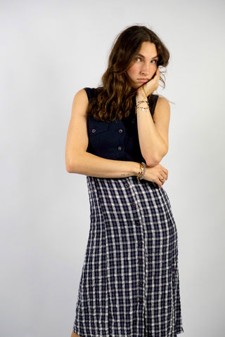 Tief dunkelblaues/blauschwarzes 90s Kleid mit durchgehender Knopfleiste vorn und Band zum Binden in der Taille – der obere Teil besteht aus Leinen, der untere Teil aus einem Seersucker Viskose-Mix-Stoff mit Karomuster in Blauschwarz/Blaugrau und Weiß – tragbar von einer XS bis S je nach gewünschter Passform und ein absolutes Highlight