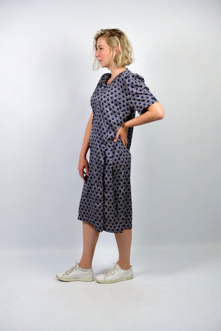 dunkelblaues 80s Kleid mit V-Ausschnitt, Volantkragen, leichten Puffärmeln und lässig-geradem Schnitt sowie süßem Blümchen-/Punkte-Muster – entspricht einer heutigen XL
