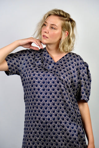 dunkelblaues 80s Kleid mit V-Ausschnitt, Volantkragen, leichten Puffärmeln und lässig-geradem Schnitt sowie süßem Blümchen-/Punkte-Muster – entspricht einer heutigen XL