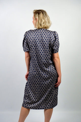 dunkelblaues 80s Kleid mit V-Ausschnitt, Volantkragen, leichten Puffärmeln und lässig-geradem Schnitt sowie süßem Blümchen-/Punkte-Muster – entspricht einer heutigen XL