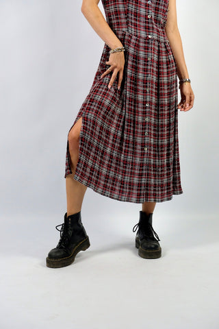 Ärmelloses 90s Kleid aus reiner Viskose mit durchgehender Knopfleiste, Beinschlitzen und seitlichen Eingrifftaschen sowie kariertem Muster in Schwarz, Weiß und Rot – wir empfehlen das Kleid einer M – ein absolutes Highlight