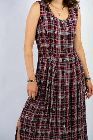 Ärmelloses 90s Kleid aus reiner Viskose mit durchgehender Knopfleiste, Beinschlitzen und seitlichen Eingrifftaschen sowie kariertem Muster in Schwarz, Weiß und Rot – wir empfehlen das Kleid einer M – ein absolutes Highlight