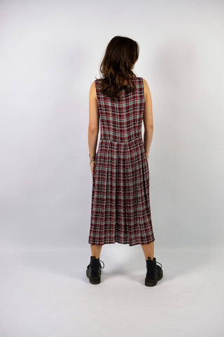 Ärmelloses 90s Kleid aus reiner Viskose mit durchgehender Knopfleiste, Beinschlitzen und seitlichen Eingrifftaschen sowie kariertem Muster in Schwarz, Weiß und Rot – wir empfehlen das Kleid einer M – ein absolutes Highlight