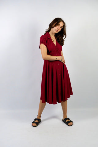 Blutrotes Preloved (Secondhand) Kleid von der englischen Marke Hell Bunny im Vintage Stil – toller, taillierter und femininer Schnitt mit durchgehender Knopfleiste und leichten Schulterpolstern – Größe S und ein absolutes Highlight in neuwertigem Zustand
