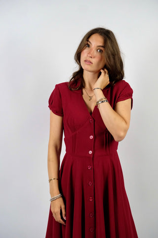 Blutrotes Preloved (Secondhand) Kleid von der englischen Marke Hell Bunny im Vintage Stil – toller, taillierter und femininer Schnitt mit durchgehender Knopfleiste und leichten Schulterpolstern – Größe S und ein absolutes Highlight in neuwertigem Zustand