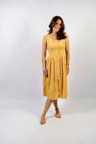 gelbes 90s Leinenkleid made in Italy mit durchgehender Knopfleiste und Taillenband mit zartem Blümchenmuster in Weiß – zu empfehlen für eine heutige XS und ein absolutes Highlight