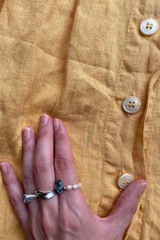 gelbes 90s Leinenkleid made in Italy mit durchgehender Knopfleiste und Taillenband mit zartem Blümchenmuster in Weiß – zu empfehlen für eine heutige XS und ein absolutes Highlight