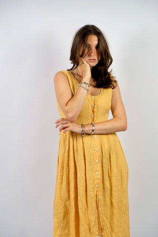 gelbes 90s Leinenkleid made in Italy mit durchgehender Knopfleiste und Taillenband mit zartem Blümchenmuster in Weiß – zu empfehlen für eine heutige XS und ein absolutes Highlight