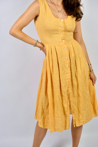 gelbes 90s Leinenkleid made in Italy mit durchgehender Knopfleiste und Taillenband mit zartem Blümchenmuster in Weiß – zu empfehlen für eine heutige XS und ein absolutes Highlight