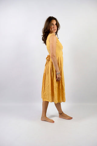 gelbes 90s Leinenkleid made in Italy mit durchgehender Knopfleiste und Taillenband mit zartem Blümchenmuster in Weiß – zu empfehlen für eine heutige XS und ein absolutes Highlight