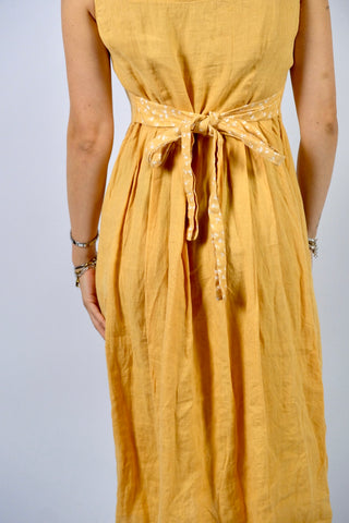 gelbes 90s Leinenkleid made in Italy mit durchgehender Knopfleiste und Taillenband mit zartem Blümchenmuster in Weiß – zu empfehlen für eine heutige XS und ein absolutes Highlight