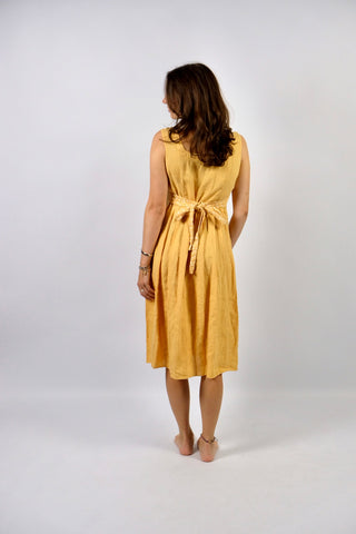 gelbes 90s Leinenkleid made in Italy mit durchgehender Knopfleiste und Taillenband mit zartem Blümchenmuster in Weiß – zu empfehlen für eine heutige XS und ein absolutes Highlight