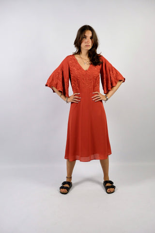 Atemberaubendes Preloved (Secondhand) Kleid von der Marke Heine in Rost Orange mit tollen Boho Stickereien und halblangen Trompetenärmeln – Größe S und ein absolutes Highlight in neuwertigem Zustand