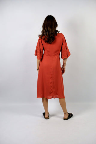 Atemberaubendes Preloved (Secondhand) Kleid von der Marke Heine in Rost Orange mit tollen Boho Stickereien und halblangen Trompetenärmeln – Größe S und ein absolutes Highlight in neuwertigem Zustand