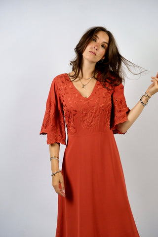 Atemberaubendes Preloved (Secondhand) Kleid von der Marke Heine in Rost Orange mit tollen Boho Stickereien und halblangen Trompetenärmeln – Größe S und ein absolutes Highlight in neuwertigem Zustand