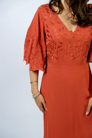 Atemberaubendes Preloved (Secondhand) Kleid von der Marke Heine in Rost Orange mit tollen Boho Stickereien und halblangen Trompetenärmeln – Größe S und ein absolutes Highlight in neuwertigem Zustand