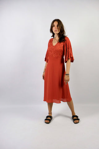 Atemberaubendes Preloved (Secondhand) Kleid von der Marke Heine in Rost Orange mit tollen Boho Stickereien und halblangen Trompetenärmeln – Größe S und ein absolutes Highlight in neuwertigem Zustand